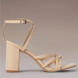 NWT Azazie Nude Block Heel Sandals